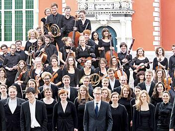 "Das Vokalprojekt" unter der Leitung von Julian Steger (vorne mit Krawatte) arbeitet heuer mit dem Orchester "M18" zusammen. Foto: privat