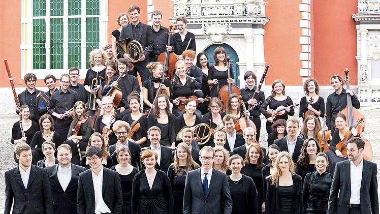 "Das Vokalprojekt" unter der Leitung von Julian Steger (vorne mit Krawatte) arbeitet heuer mit dem Orchester "M18" zusammen. Foto: privat