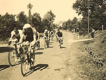 Die Radler fahren Richtung Bayreuth. Aber auf welcher Straße? Erkennen Sie die Ortsdurchfahrt? Foto: Archiv Eduard Kaschka