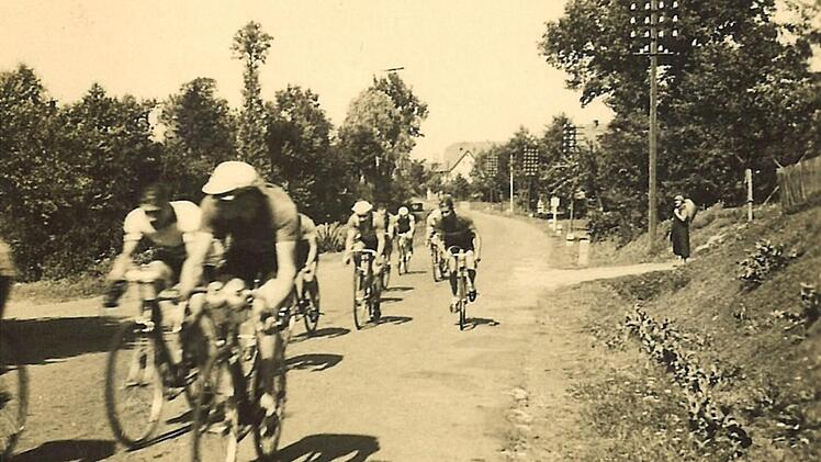 Die Radler fahren Richtung Bayreuth. Aber auf welcher Straße? Erkennen Sie die Ortsdurchfahrt? Foto: Archiv Eduard Kaschka