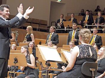 Beifall vom Dirigenten Mathias Wehr für seine Musiker nach dem imposanten "Praise Jerusalem" . Fotos: Mike Wuttke