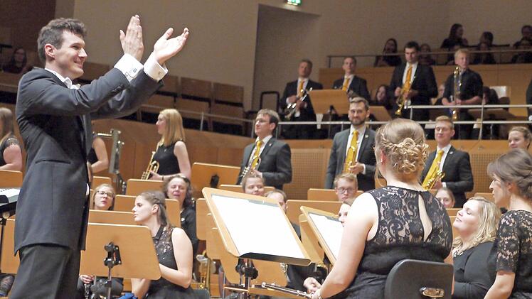 Beifall vom Dirigenten Mathias Wehr für seine Musiker nach dem imposanten "Praise Jerusalem" . Fotos: Mike Wuttke