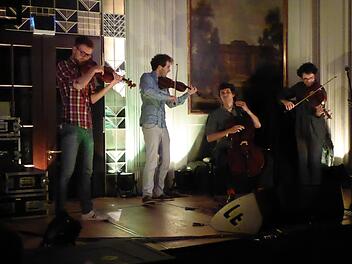 Jakob Encke und Daniel Stoll (Violine), Sander Stuart (Viola) und Leonard Disselhorst (Violoncello) im Kurgartencafé. Foto: Gerhild Ahnert