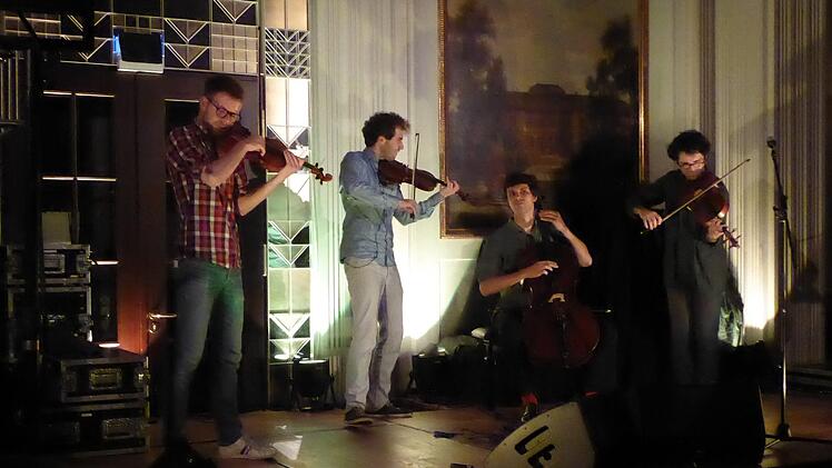 Jakob Encke und Daniel Stoll (Violine), Sander Stuart (Viola) und Leonard Disselhorst (Violoncello) im Kurgartencafé. Foto: Gerhild Ahnert