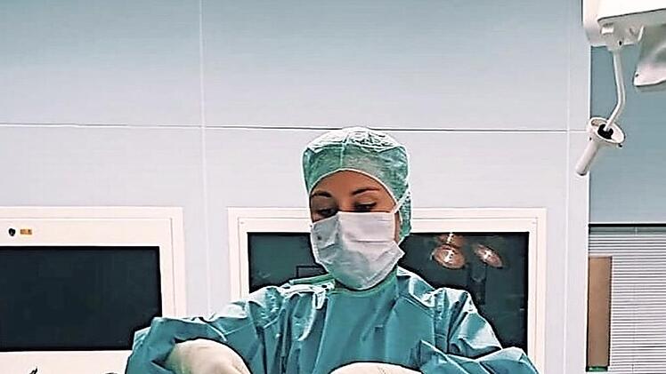 Das ist eine Krankenpflegerin bei der Arbeit im OP. Hervorragend qualifiziert und eine wichtige Fachkraft.