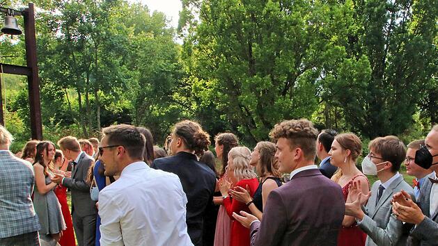 Das Glöcklesläuten ist eine lange Tradition bei den Abschlussfeiern des Schönborn-Gymnasiums. Foto: Dieter Britz
