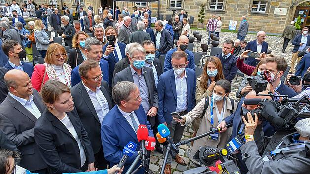 Dicht umlagert war Unions-Kanzlerkandidat Armin Laschet am Freitagmorgen  bei seiner Stippvisite im Thurnauer Schloss.