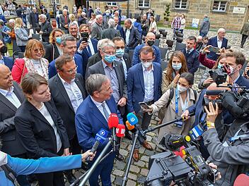 Dicht umlagert war Unions-Kanzlerkandidat Armin Laschet am Freitagmorgen  bei seiner Stippvisite im Thurnauer Schloss.