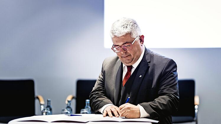 Wolfgang Metzner setzt seine Unterschrift unter „Berliner Erklärung“.