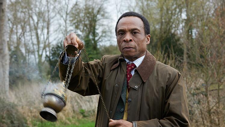 Der Schlammsucher Richard Clissold (Jude Akuwudike) ist eine zentrale Figur im neuen "Barnaby"-Fall. Seine Schwester Jessie verschwand vor Jahrzehnten spurlos aus dem Ort. Als seine Nichte nun herausfinden m&ouml;chte, was damals geschehen ist, zeigt sich Richard wenig hilfsbereit.