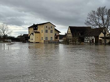 Hochwasser in Oberfranken: Stra&szlig;en und H&auml;user stehen unter Wasser