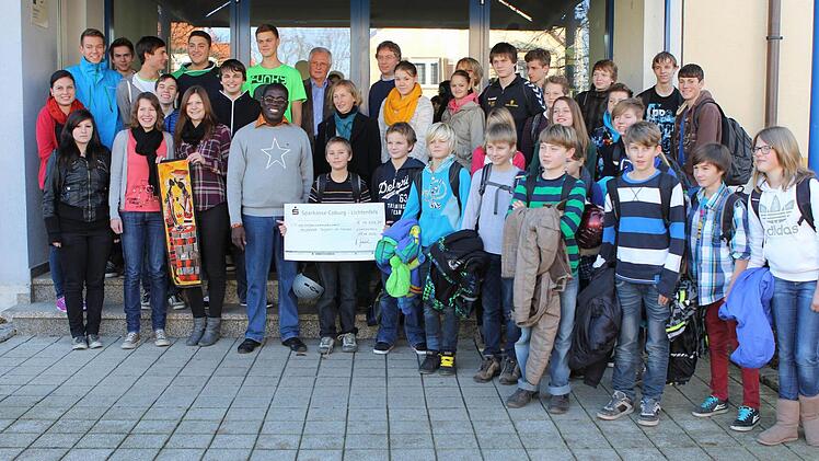 Einige Teilnehmer des Projektseminars und weitere Schüler des Gymnasiums bei der Scheckübergabe.