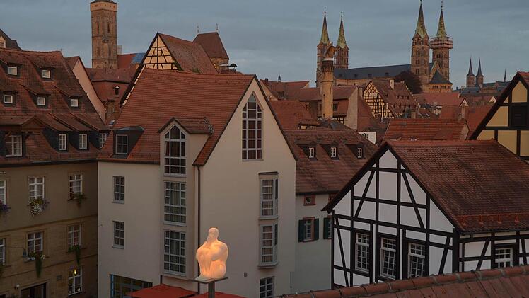 Diesen Bick auf den Plensa-Poeten   vor der Bamberger Altstadt-Kulisse hat man vom Studentenwohnheim an den Oberen Mühlen. Der Ankauf dieser  Skulptur  ist im Gespräch.  Foto: Werner Englisch