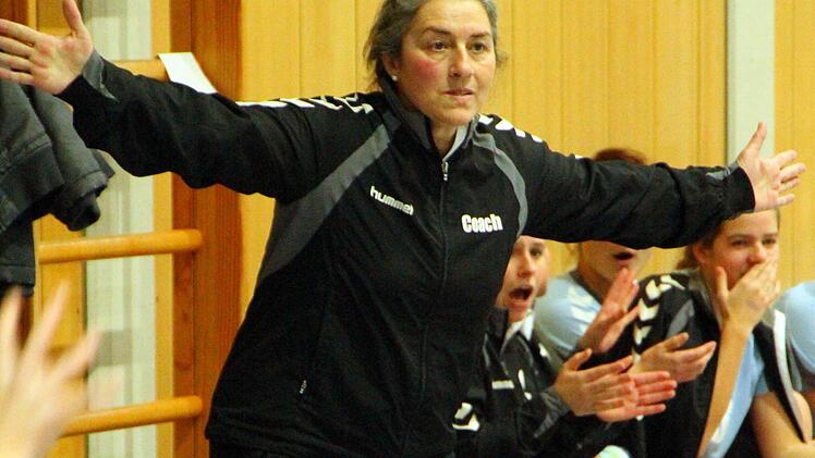 Voll auf das Spiel fokussiert gibt die Trainerin der SG Dettelbach/Biber-gau, Slavica Roganovic, Anweisungen an ihr Team. Foto: Thomas