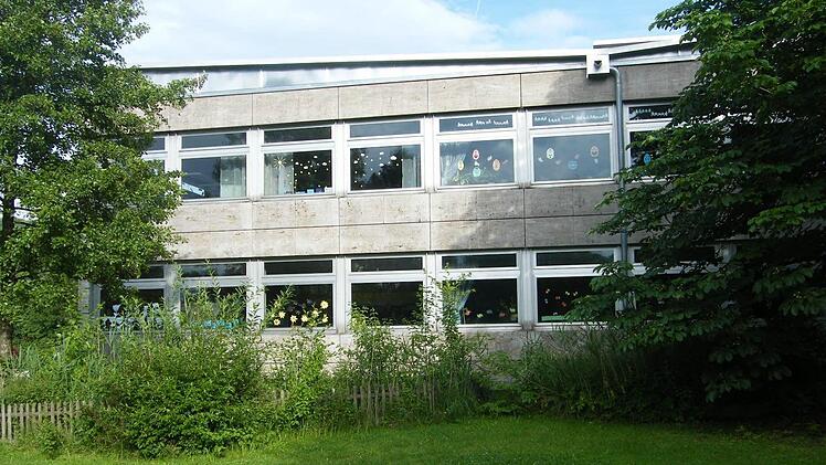 Die Leutenbacher Schule bekommt bald neue Fenster. Die genauen Kosten werden allerdings erst Anfang Juli feststehen. Foto: Wildt