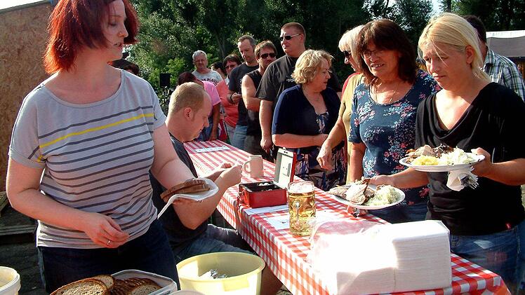 Portionsweise wurde die "gerillte Sau am Spieß" an den Mann gebracht.