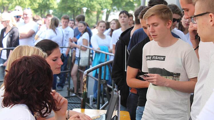 Beinahe jeder Festivalgast erschien in weißem T-Shirt. Aus gutem Grund, denn auf keiner anderen Unterlage kommen die bunten Farben besser zur Geltung. Und billig sind T-Shirts auch.