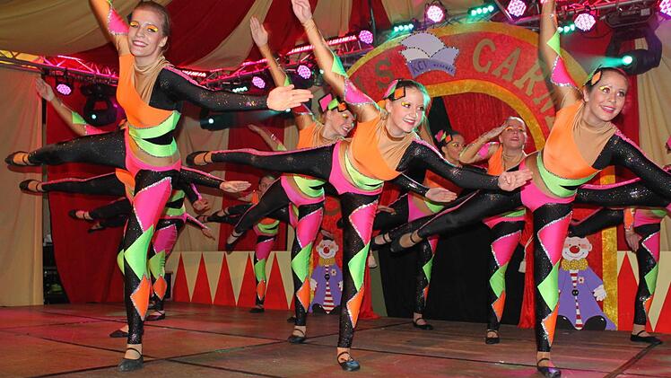 Die "Meefischli" präsentierten einen farbenprächtigen Tanz beim Knetzgauer Fasching.  Fotos: Christiane Reuther