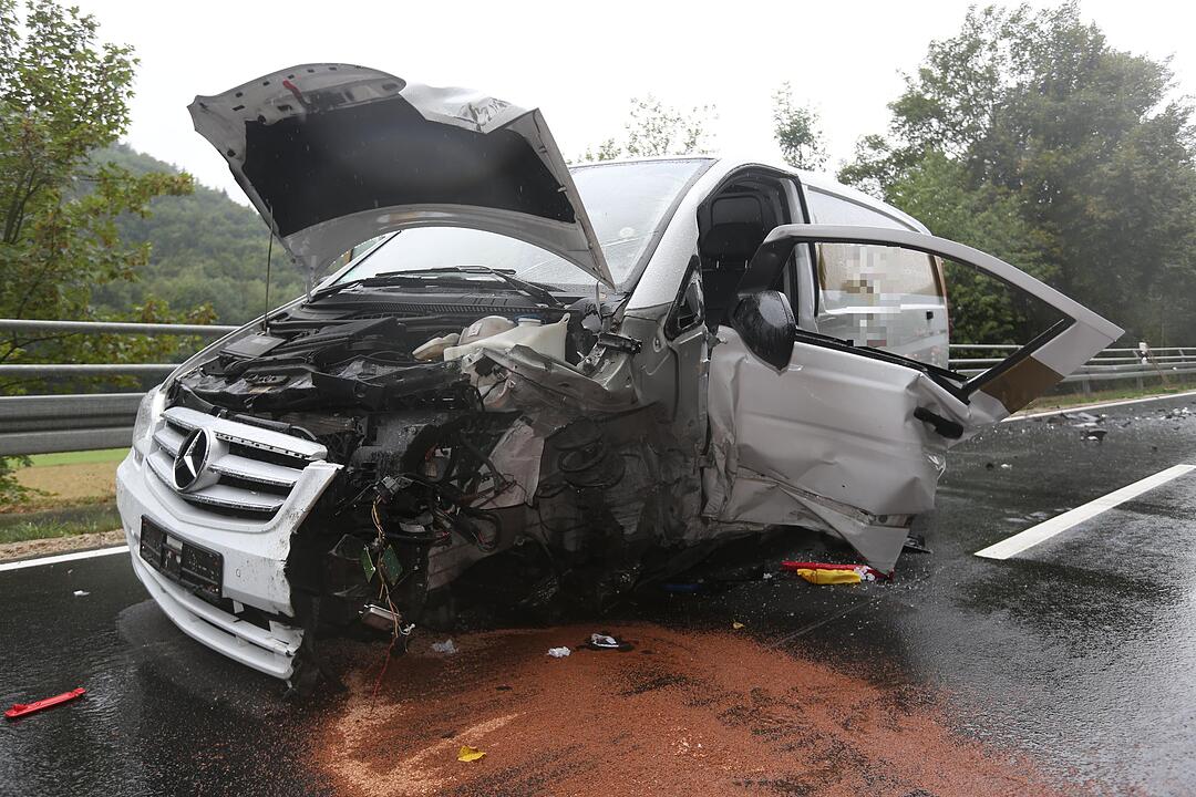 Zwei Schwerverletzte bei Frontalzusammenstoss