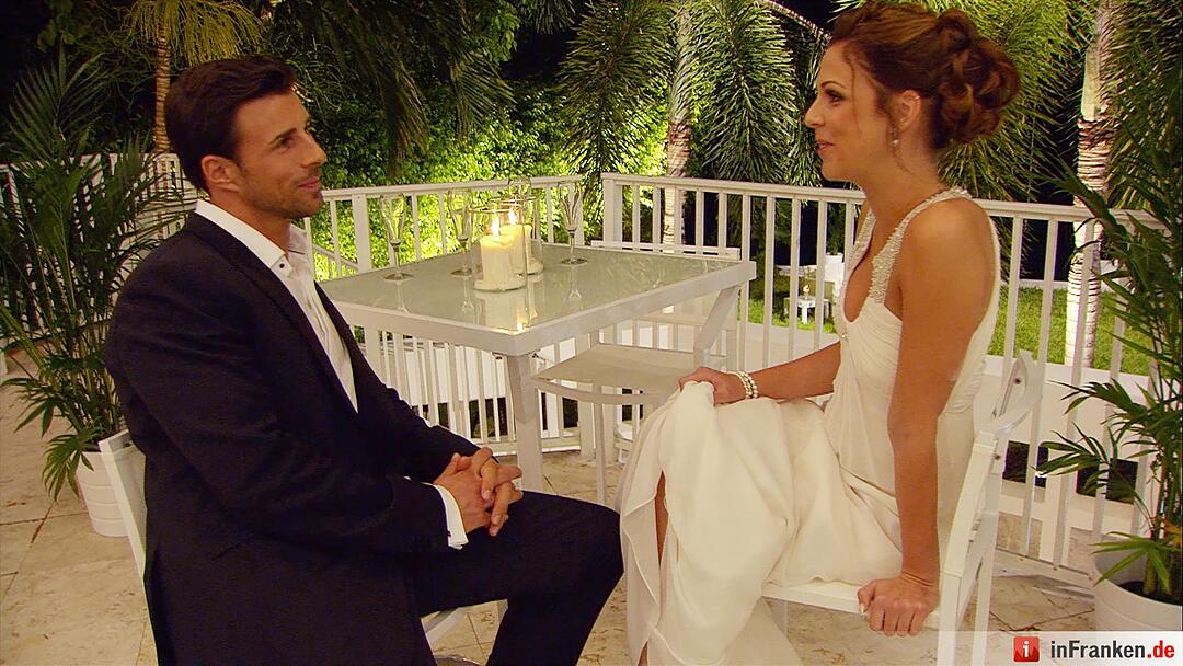 Die erste Nacht der Rosen: Marisa nutzt die Gelegenheit um Leonard von sich zu überzeugen. Alle Infos zu 'Der Bachelor' im Special bei RTL.de: http://www.rtl.de/cms/sendungen/der-bachelor.html