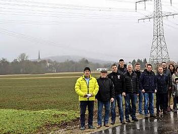Die Mitglieder der Gemeinderäte der Gemeinden Redwitz und Marktgraitz zusammen mit Landrat Christian Meißner (Vierter von rechts) formierten sich zwischen Marktgraitz und Redwitz gegen die geplanten Stromtrassenpläne.  Foto: Thomas Micheel
