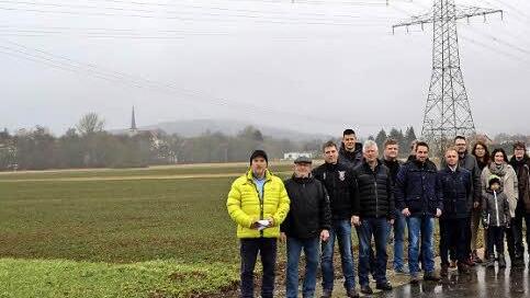 Die Mitglieder der Gemeinderäte der Gemeinden Redwitz und Marktgraitz zusammen mit Landrat Christian Meißner (Vierter von rechts) formierten sich zwischen Marktgraitz und Redwitz gegen die geplanten Stromtrassenpläne.  Foto: Thomas Micheel