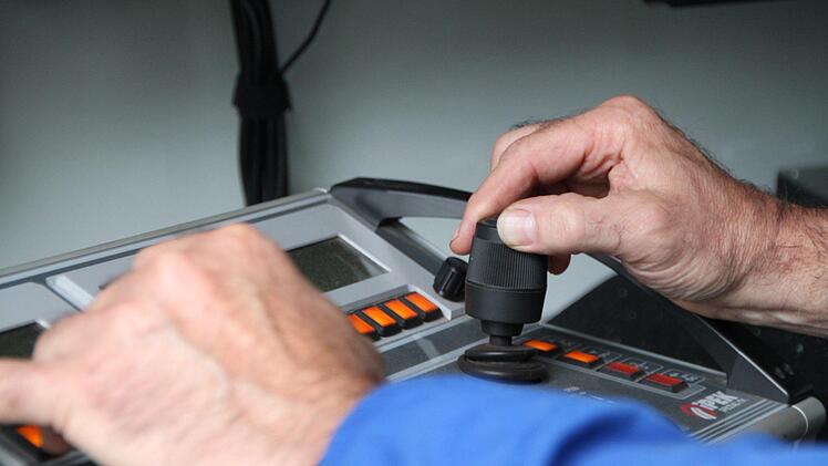 Es braucht Fingerspitzengefühl, um die Kamera zu steuern. Mit einem Rad wird die Kamera ausgerichtet, mit dem anderen scharf gestellt. Foto: Ulrike Müller