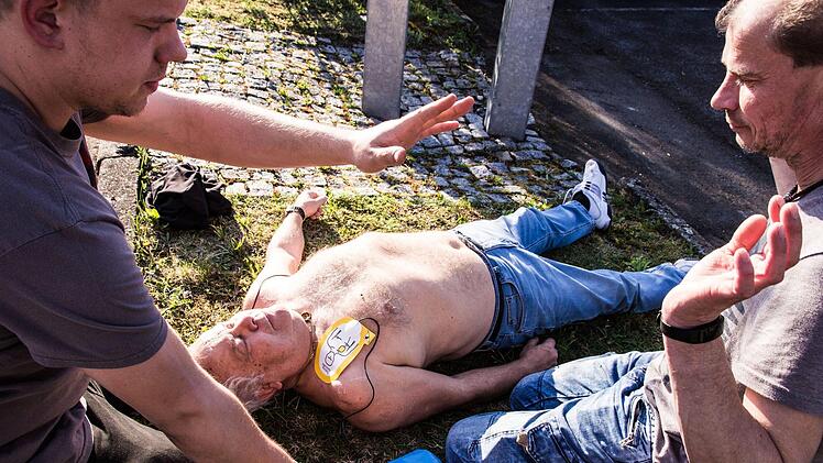 Vorsicht: Beim "Schocken" den Patienten nicht berühren.  Foto: privat