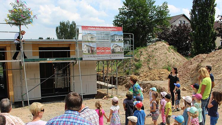Dem Richtspruch lauschten die Kinder ausnahmsweise ruhig.   Foto: Julia Raab