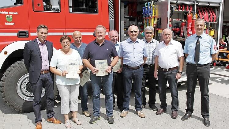 Die geehrten Mitglieder mit Vorsitzenden Werner Fischer (rechts) und Bürgermeister Torsten Gunselmann  Foto: Mathias Erlwein