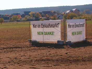 Die Gegner des Supermarktes am Ortsrand von Pautzfeld haben sich durchgesetzt. Der Einkaufmarkt kommt nun doch nicht.  Foto: Josef Hofbauer