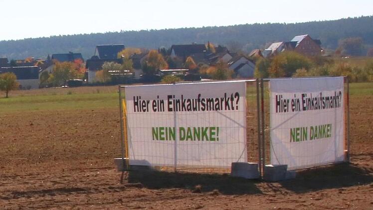 Die Gegner des Supermarktes am Ortsrand von Pautzfeld haben sich durchgesetzt. Der Einkaufmarkt kommt nun doch nicht.  Foto: Josef Hofbauer