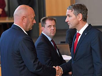 Ein Bild das Geschichte schreiben wird: Björn Höcke gratuliert Thomas Kemmerich, der nur mit den Stimmen der AfD zum Ministerpräsidenten in Thüringen geworden war. Doch was bedeutet diese Entwicklung für Deutschland? Ein Kommentar. Foto: Martin Schutt/dpa
