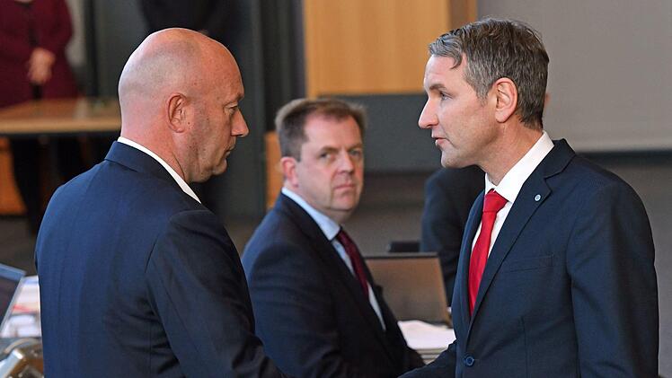 Ein Bild das Geschichte schreiben wird: Björn Höcke gratuliert Thomas Kemmerich, der nur mit den Stimmen der AfD zum Ministerpräsidenten in Thüringen geworden war. Doch was bedeutet diese Entwicklung für Deutschland? Ein Kommentar. Foto: Martin Schutt/dpa