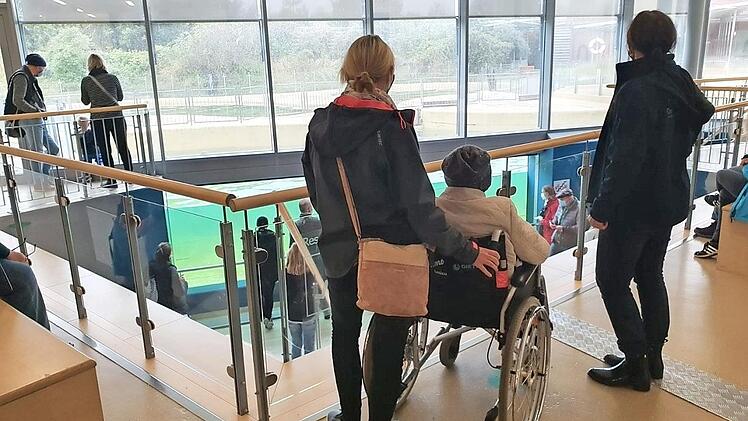 Lucia Taschner und Reiner Balk begleiten ihren Fahrgast aus Herzogenaurach an die Nordsee.  Foto: privat