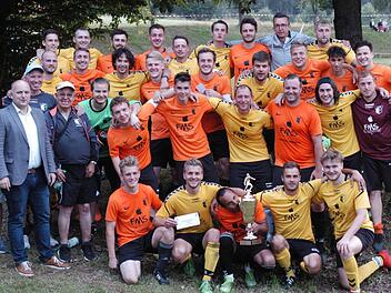 Wenn Sieger und Verlierer gemeinsam jubeln dürfen: Unser Bild zeigt beide Mannschaften des TSV Wollbach, die den Großgemeindepokalsieger für den Markt Burkardroth unter sich ausspielten - mit dem besseren Ende für die "Gelben". Zum Erfolg gratulierte Bürgermeister Daniel Wehner. Foto: ssp