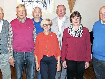 Die Jubilare Fritz Schmidt, Otto Pröls, Thomas Simon, Brigitte Schürmann, Georg Geyer, Rosemarie Hertlein und Georg Bayer (v. l.)
