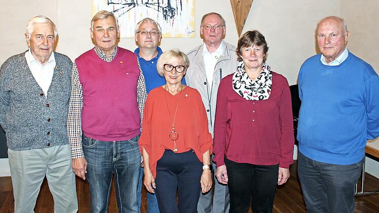 Die Jubilare Fritz Schmidt, Otto Pröls, Thomas Simon, Brigitte Schürmann, Georg Geyer, Rosemarie Hertlein und Georg Bayer (v. l.)