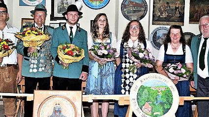 Das neue Königshaus der Schützengesellschaft Marktzeuln (von links): Zweiter Ritter Sinan Özcakmak, Schützenkönig Wolfgang Schade, Erster Ritter Patrick Christ, Zweite Ritterin Christin Wolters, Schützenkönigin Theresa Williams und Erste Ritterin ...