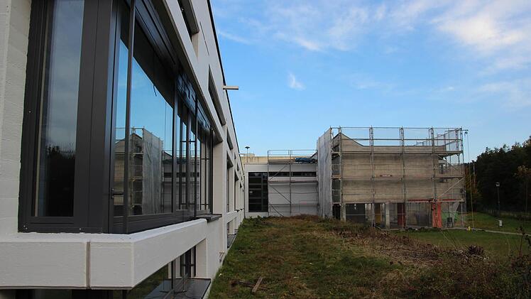 Ein Teil der Wallenfelser Schule wurde bereits saniert. Durch die Einbindung von Kindergarten und Hort kannauch der Südflügel (rechts) noch saniert werden.