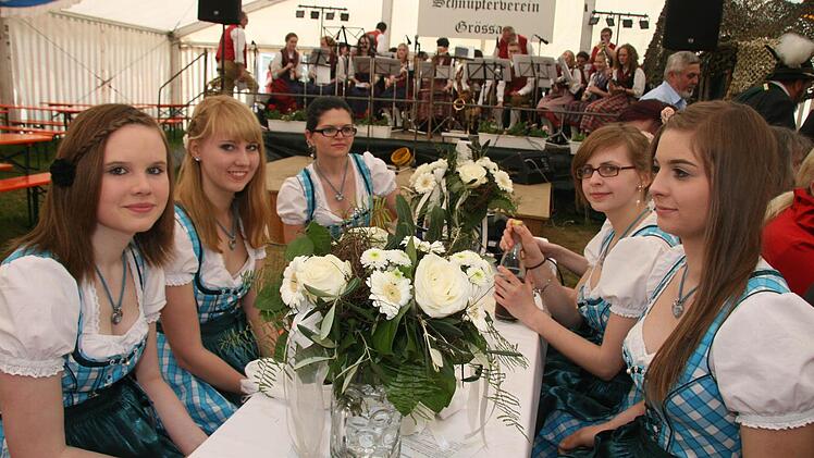 Mit den türkis-weißen Dirndln machten die Festdamen des Schnupfervereins eine echt gute Figur.