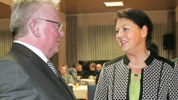 Firmenchef Wolfgang Röckelein beschenkte Gabriele Badum, die dem Unternehmen seit 40 Jahren angehört. Fotos: Evi Seeger