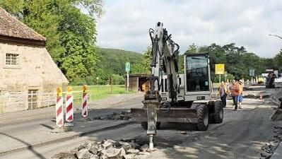 Hier lässt das Straßenbauamt die Fahrbahndecken erneuern.