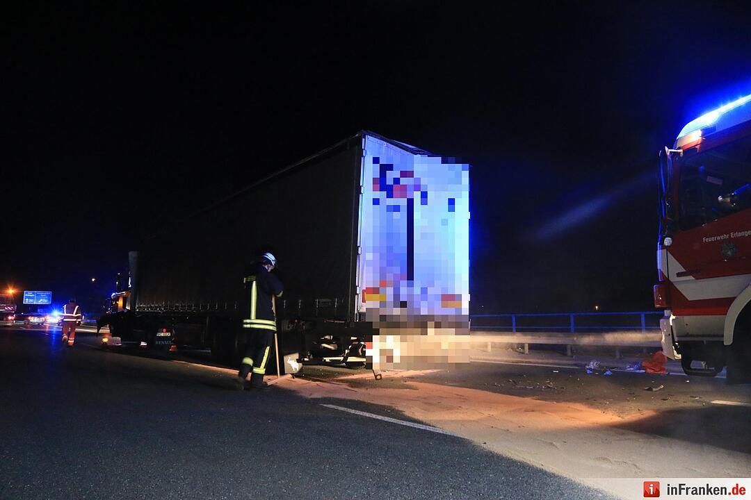 Lkw prallt gegen Stauende auf A3