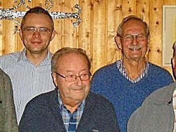 Die Hauptversammlung des Männergesangvereines war Anlass, langjährige aktive Sänger auszuzeichnen (von links): Zweiter Bürgermeister Werner Hanke, Zweiter Vorsitzender Steffen Och, Helmuth Apfel (70 Jahre Sänger), Vorsitzender Egon Strecker, Ludwig Poll (60 Jahre Sänger), Chorleiterin Sabine Och.  Foto: L. Weidner