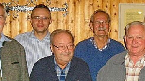 Die Hauptversammlung des Männergesangvereines war Anlass, langjährige aktive Sänger auszuzeichnen (von links): Zweiter Bürgermeister Werner Hanke, Zweiter Vorsitzender Steffen Och, Helmuth Apfel (70 Jahre Sänger), Vorsitzender Egon Strecker, Ludwig Poll (60 Jahre Sänger), Chorleiterin Sabine Och.  Foto: L. Weidner
