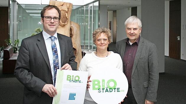 Florian Janik und Susanne Lender-Cassens bekamen die Beitrittsurkunde von Peter Pluschke (v. l.). Foto: Zwanzig