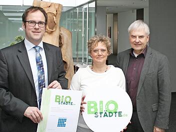 Florian Janik und Susanne Lender-Cassens bekamen die Beitrittsurkunde von Peter Pluschke (v. l.). Foto: Zwanzig