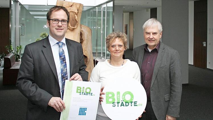 Florian Janik und Susanne Lender-Cassens bekamen die Beitrittsurkunde von Peter Pluschke (v. l.). Foto: Zwanzig