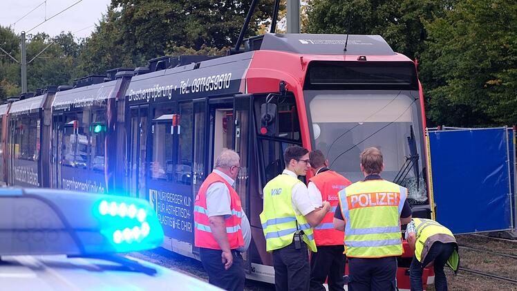 Am Fußgängerüberweg am Dokuzentrum in Nürnberg ist eine Frau von einer Straßenbahn erfasst worden. Die Frau starb noch an der Unfallstelle. Foto: NEWS5 / Grundmann